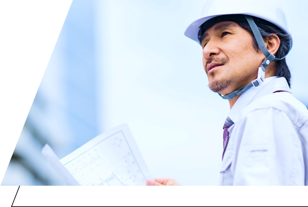 建設現場を指揮するベテラン技師