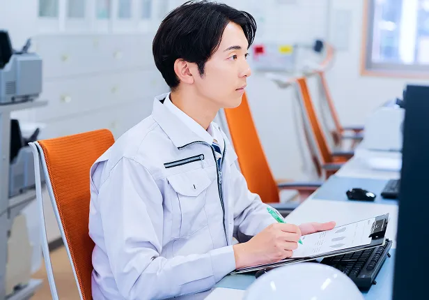 集中して業務に取り組む姿